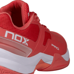 Zapato de Padel Nox AT10 Pro Coral/Blanco